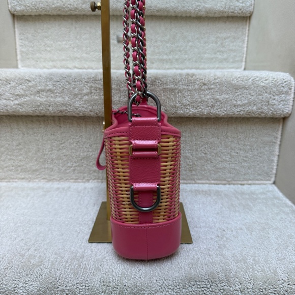 Chanel Gabrielle Hobo Small in Beige Rattan & Pink leather - Picture 7 of 14